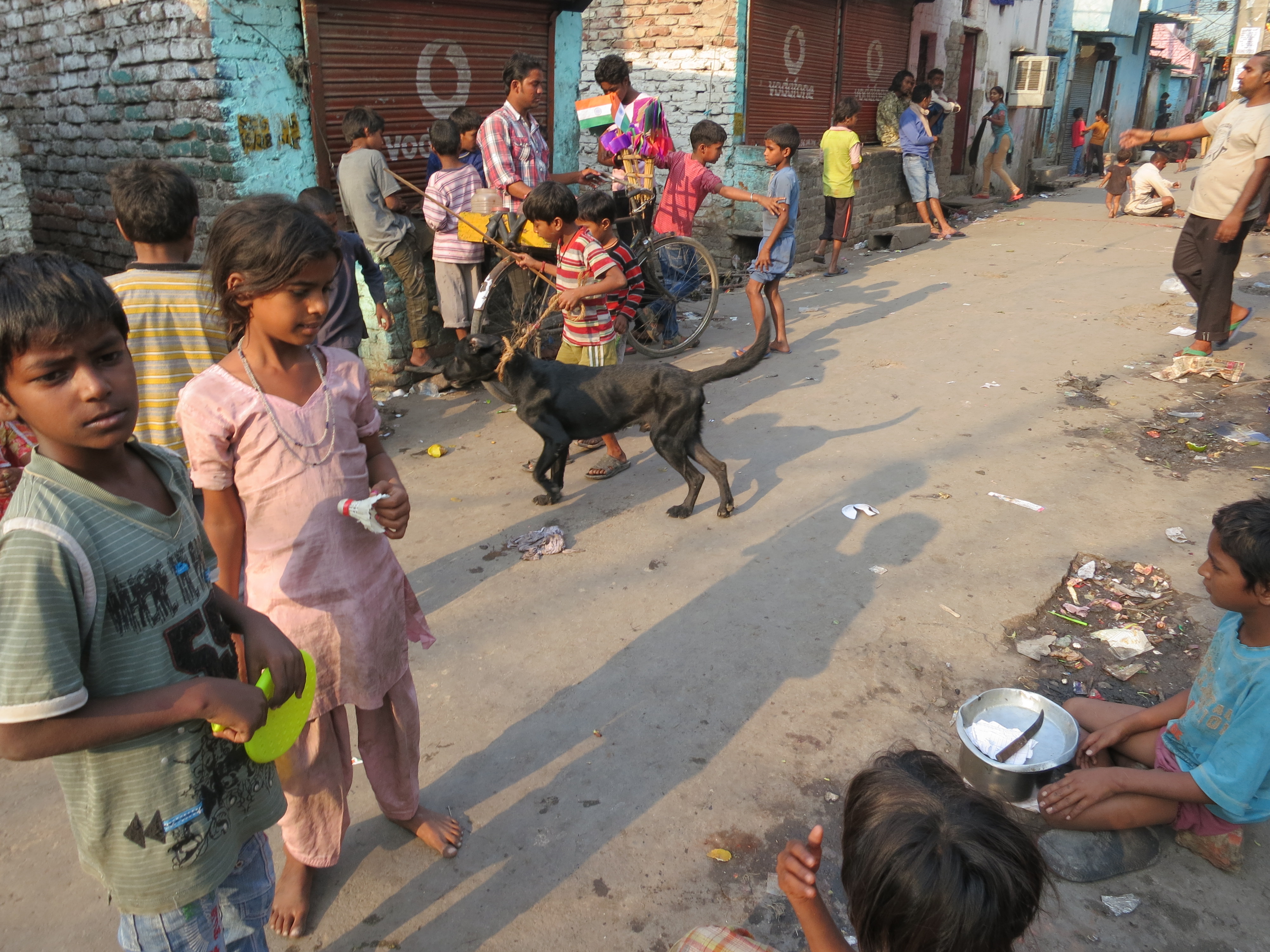 Я жил в трущобах слушать. Индийские дети на улице. Индийские дети бездомные.